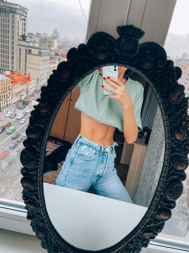 Mirror Selfie Poses: Instagram Inspo and Photography Ideas